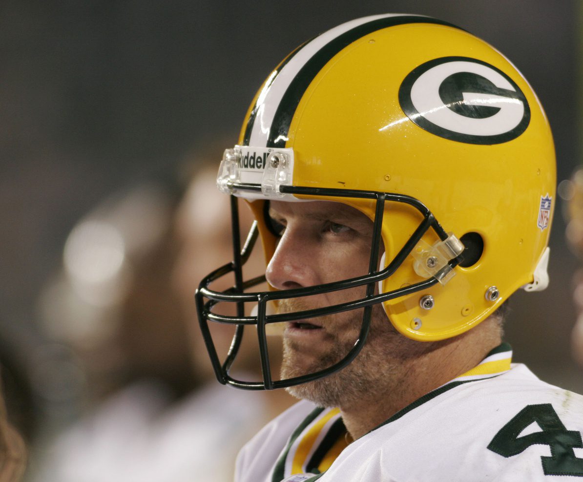 Oct 02, 2006; Philadelphia, PA, USA; Green Bay Packers quarterback (4) Brett Favre along the sidelines in the closing moments of the game against the Philadelphia Eagles at Lincoln Financial Field in Philadelphia, PA. The Eagles defeated the Packers 31-9. Mandatory Credit: Howard Smith-USA TODAY Sports Copyright © 2006 Howard Smith