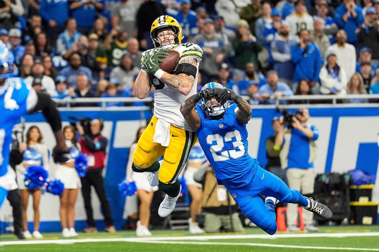 Green Bay Packers tight end Tucker Kraft (85) and Detroit Lions cornerback Carlton Davis III (23)