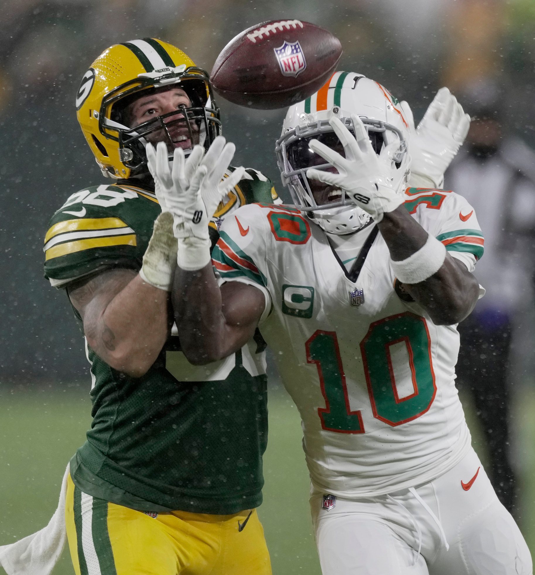 Miami Dolphins wide receiver Tyreek Hill (10) catches a pass for two yards while being covered by Green Bay Packers linebacker Isaiah McDuffie (58) during the second quarter of their game Thursday, November 28, 2024 at Lambeau Field in Green Bay, Wisconsin. © Mark Hoffman/Milwaukee Journal Sentinel / USA TODAY NETWORK via Imagn Images