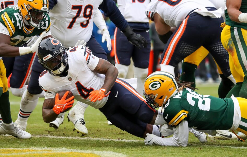 Chicago Bears running back D'Andre Swift (4) dives across the goal line to score a touchdown against the Green Bay Packers