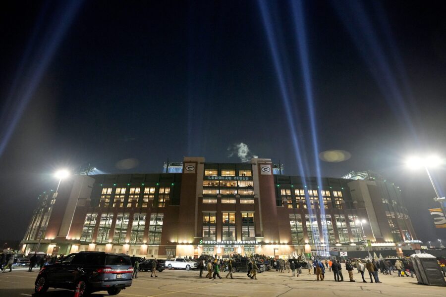 Spectators congregate before the Green Bay Packers game against the Detroit Lions Sunday, January 8, 2023 outside Lambeau Field in Green Bay, Wis. © MARK HOFFMAN/MILWAUKEE JOURNAL SENTINEL / USA TODAY NETWORK