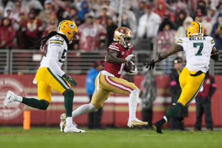 January 20, 2024; Santa Clara, CA, USA; San Francisco 49ers wide receiver Deebo Samuel (19) runs against Green Bay Packers linebacker De'Vondre Campbell (59) and linebacker Quay Walker (7) during the second quarter in a 2024 NFC divisional round game at Levi's Stadium. Mandatory Credit: Kyle Terada-Imagn Images