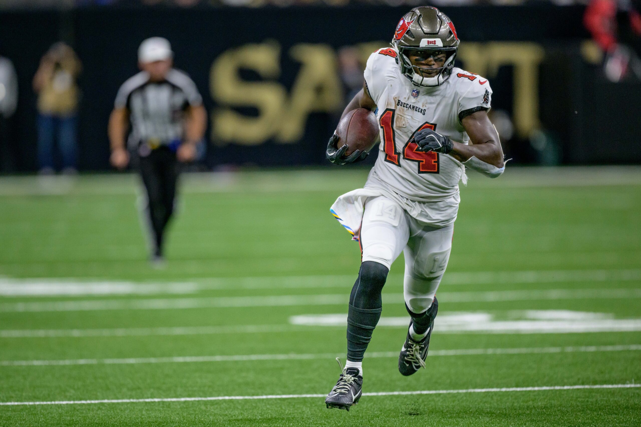 Oct 13, 2024; New Orleans, Louisiana, USA; Tampa Bay Buccaneers wide receiver Chris Godwin (14) runs in for a touchdown during the third quarter against the New Orleans Saints at Caesars Superdome. Mandatory Credit: Matthew Hinton-Imagn Images Packers