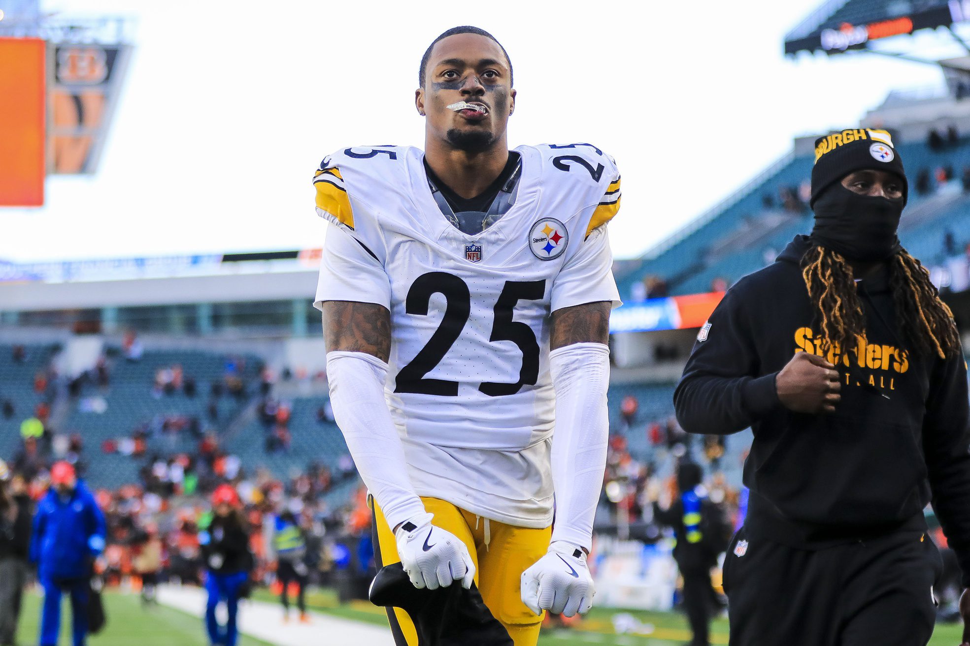 Dec 1, 2024; Cincinnati, Ohio, USA; Pittsburgh Steelers safety DeShon Elliott (25) runs off the field after the victory over the Cincinnati Bengals at Paycor Stadium. Mandatory Credit: Katie Stratman-Imagn Images Packers