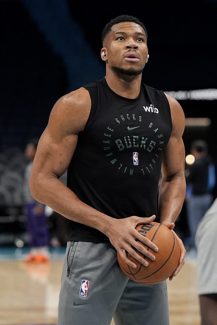 Milwaukee Bucks forward Giannis Antetokounmpo (34) shoots during pregame warm ups