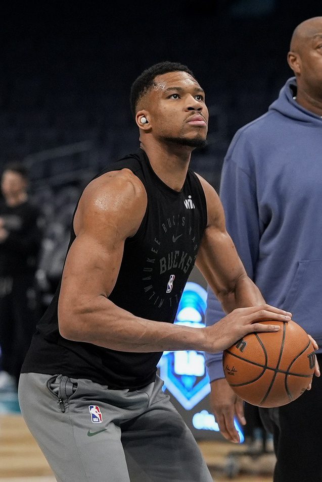 Milwaukee Bucks striker Giannis Antetokunmpo (34) shoots during a warm -up before the game