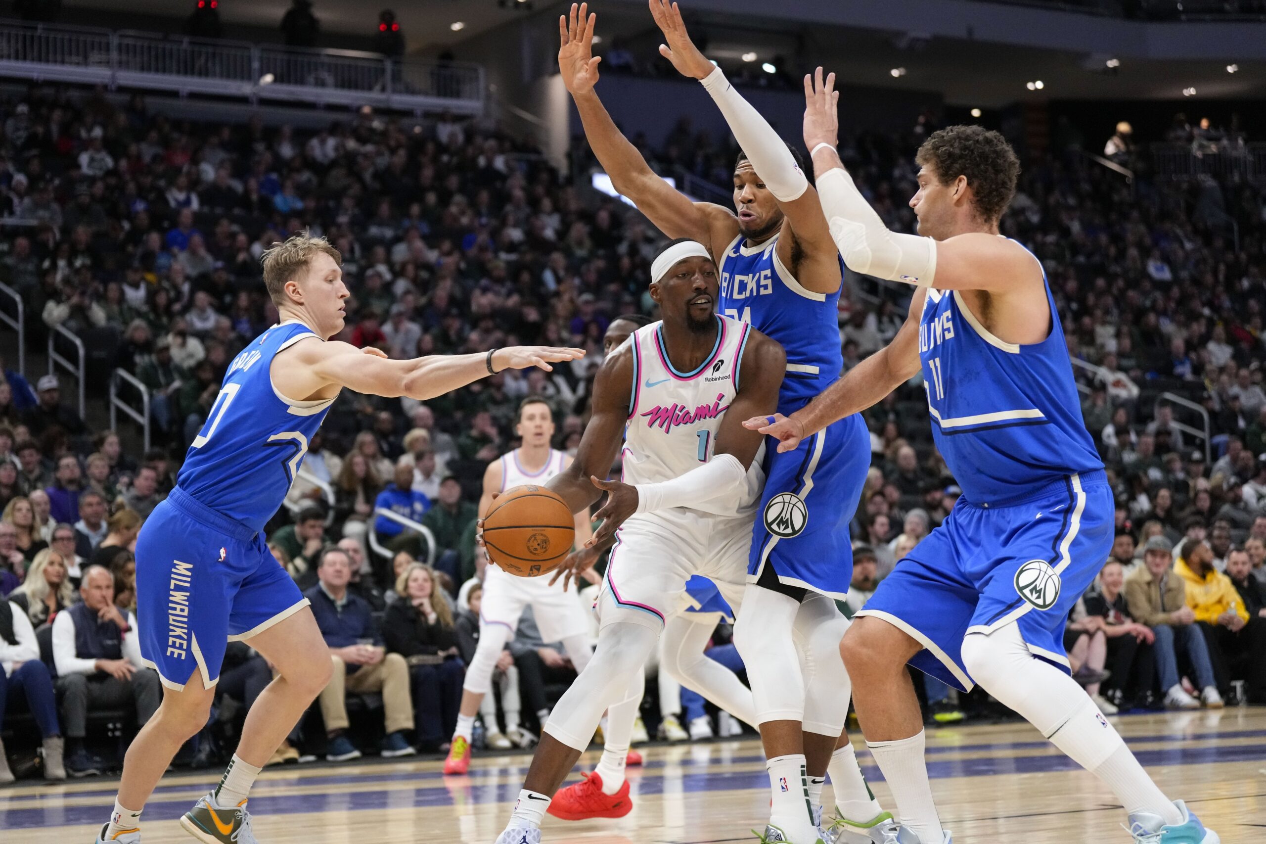 February 23, 2025; Milwaukee, Wisconsin, USA; Miami Heat Center bam Adebayo (13) seems to be the TP under the pressure of Milwaukee Bucks Guard Aj Green (20), forward Giannis Antetokunmpo (34) and JCENTER BROOK LOPEZ (11) in the third quarter of fiserv forum. Mandatory loan: Images Jeff Hanisch-Imagn