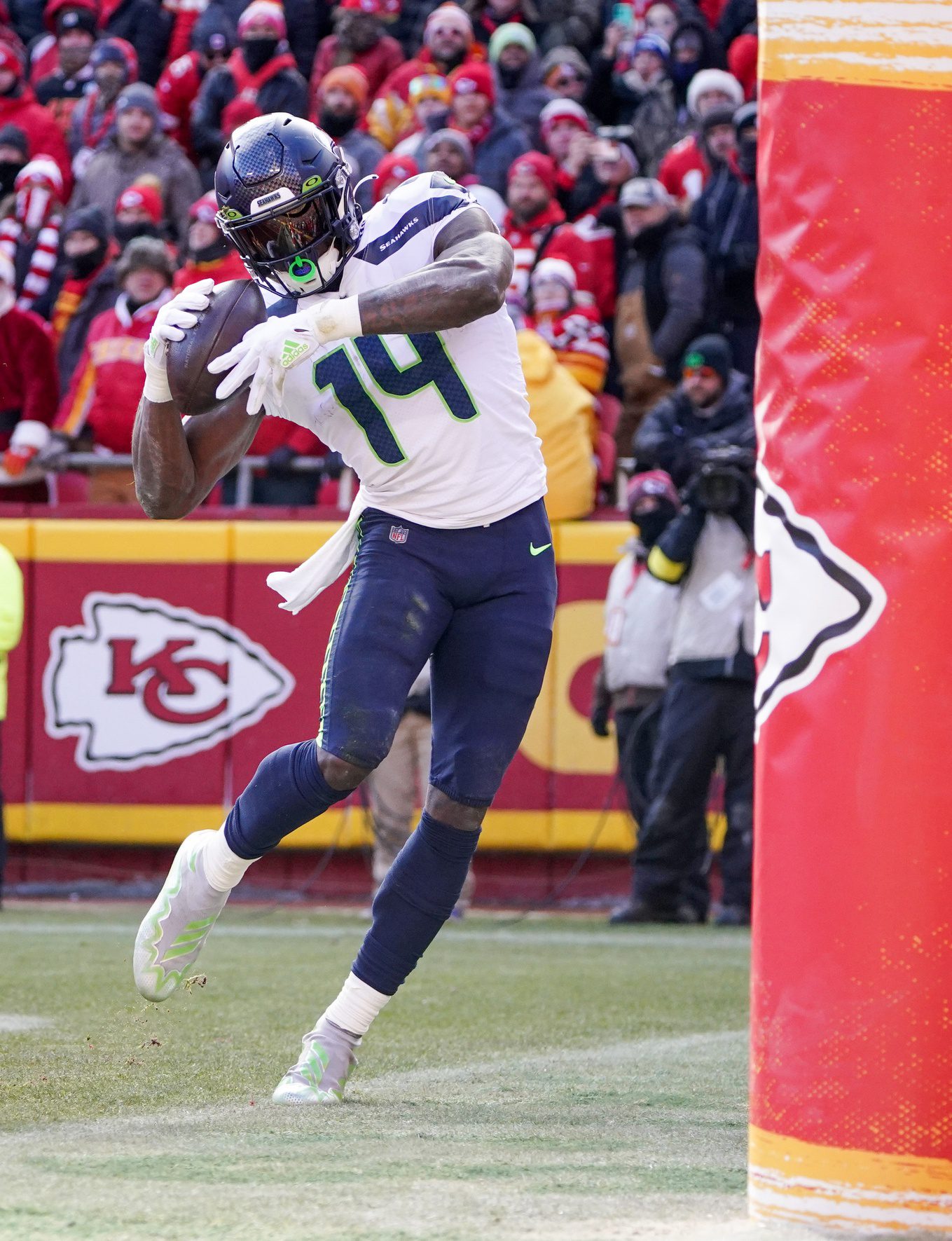 Dec 24, 2022; Kansas City, Missouri, USA; Seattle Seahawks wide receiver DK Metcalf (14) catches a pass in the end zone but lands out of bounds against the Kansas City Chiefs during the game at GEHA Field at Arrowhead Stadium. Mandatory Credit: Denny Medley-Imagn Images Packers