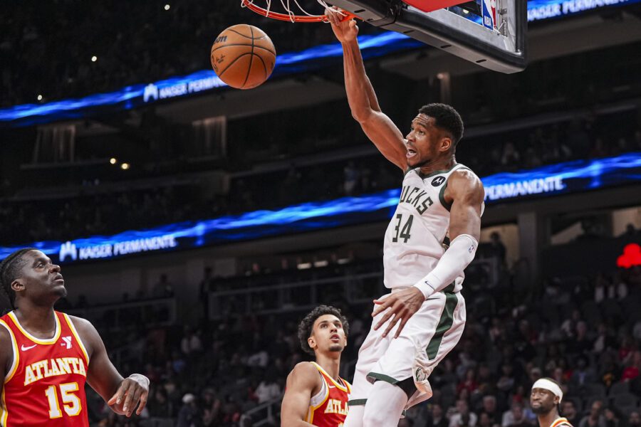 Milwaukee Bucks forward Giannis Antetokounmpo (34) dunks the ball