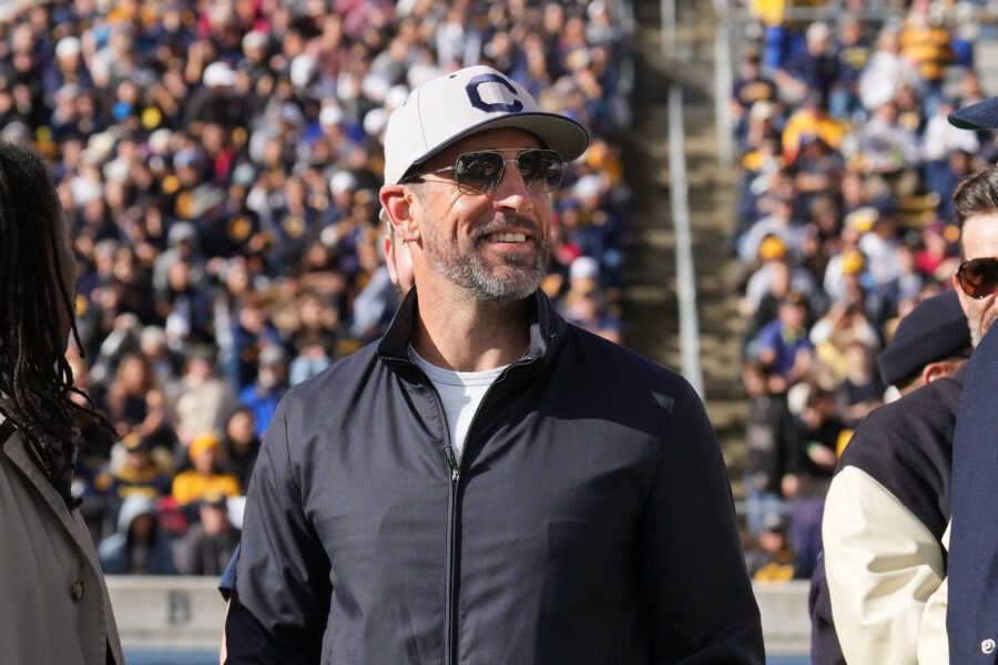 Pittsburgh Steelers: 10x Pro Bowl Doesn't Think Aaron Rodgers Can Still Sell Himself as Among the Best - 'Really Needs to Humble Himself a Little Bit' 1 Aaron Rodgers