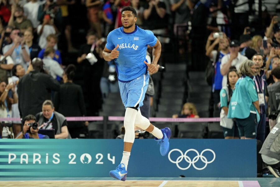 Report links Giannis Antetokounmpo’s Greece absence to money matters 3 Aug 6, 2024; Paris, France; Greece small forward Giannis Antetokounmpo (34) runs onto the court before the game against Germany during a menís basketball quarterfinal game during the Paris 2024 Olympic Summer Games at Accor Arena. Mandatory Credit: Kyle Terada-Imagn Images