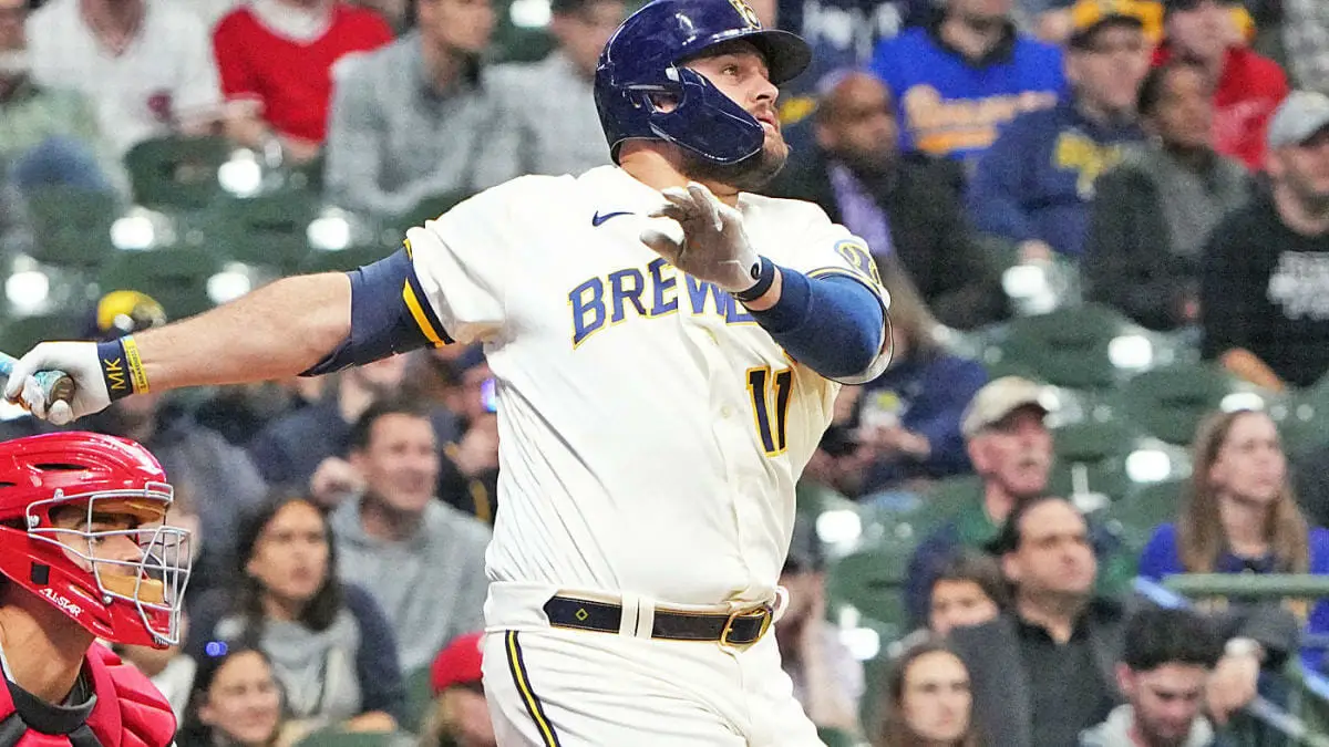 Brewers Sign Rowdy Tellez to Avoid Arbitration