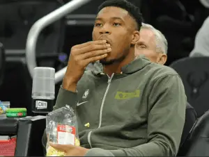 Giannis eating popcorn