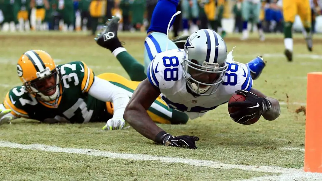Dez Bryant reaches for goal line during the infamous "no-catch" play in 2015