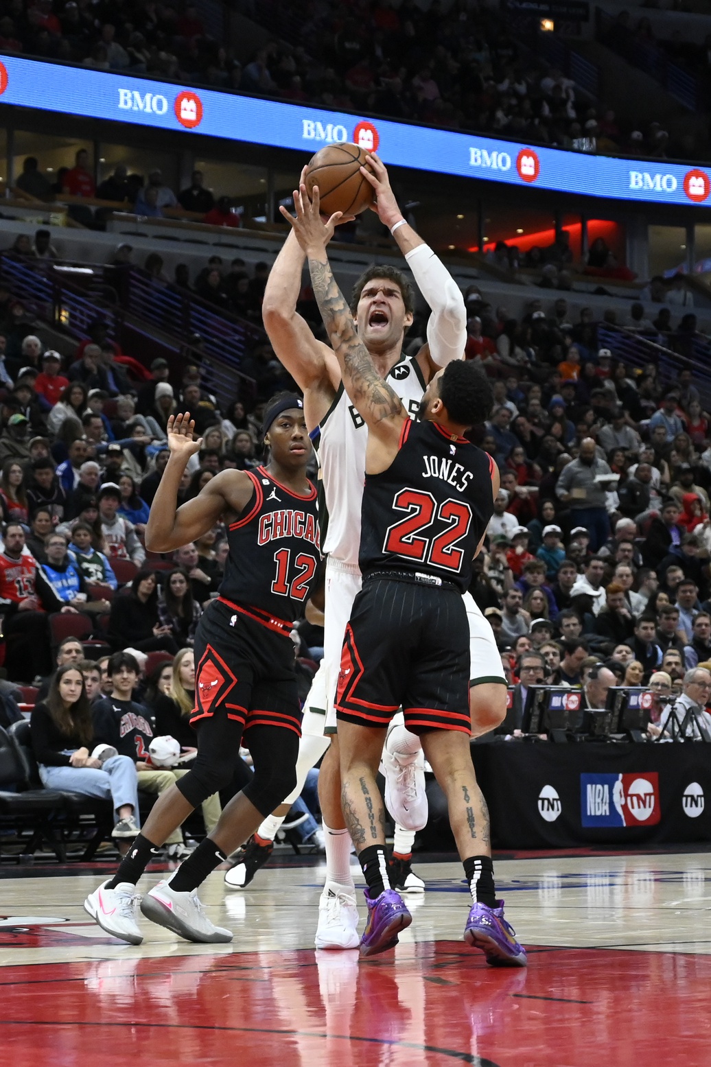 Brook Lopez of the Milwaukee Bucks led the team to victory over the Bulls.