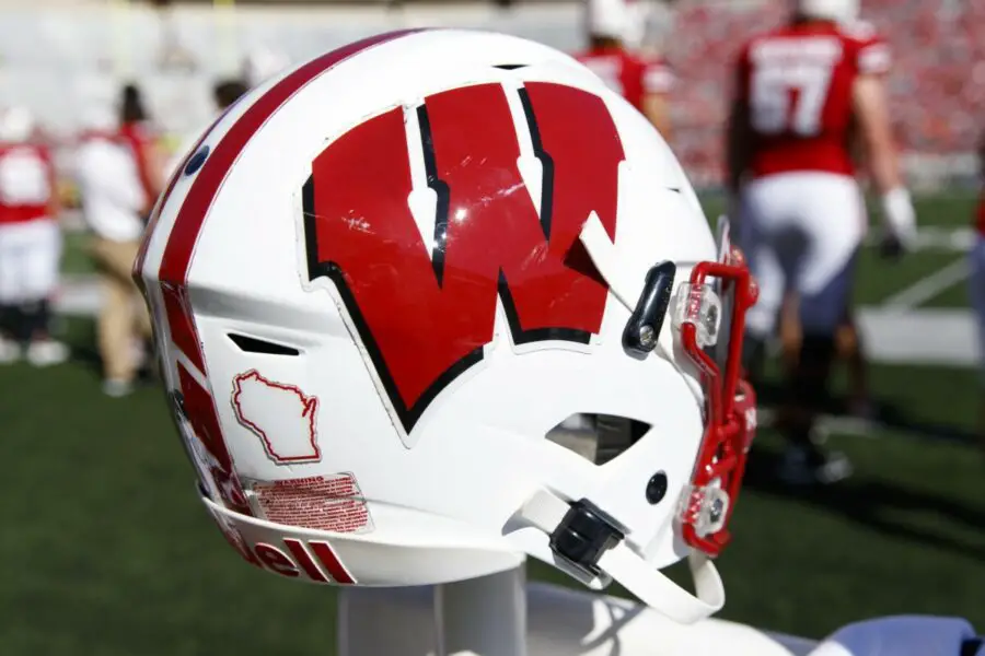 Wisconsin Badgers football recruiting offensive linemen