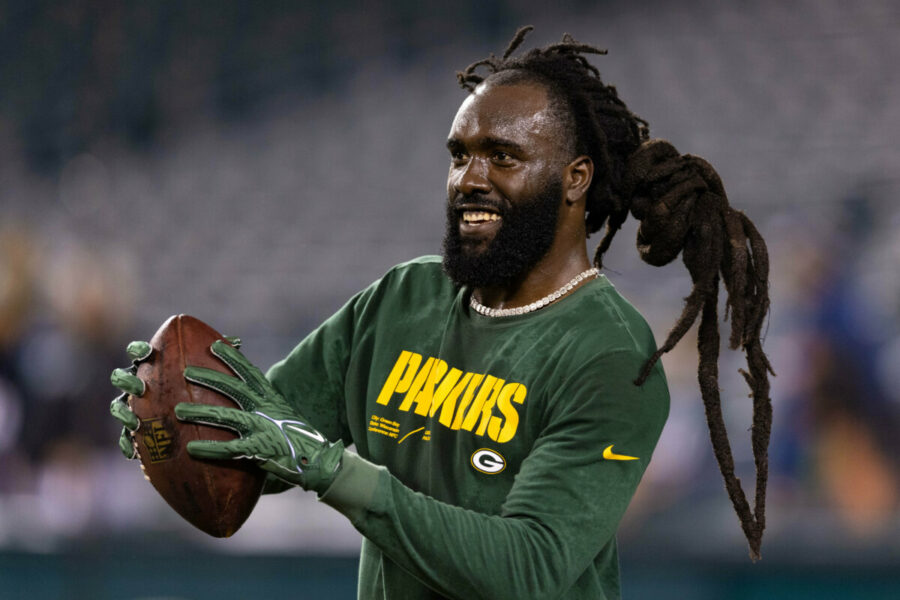 Nov 27, 2022; Philadelphia, Pennsylvania, USA; Green Bay Packers linebacker De'Vondre Campbell warms up before action against the Philadelphia Eagles at Lincoln Financial Field. Mandatory Credit: Bill Streicher-USA TODAY Sports (NFL News)