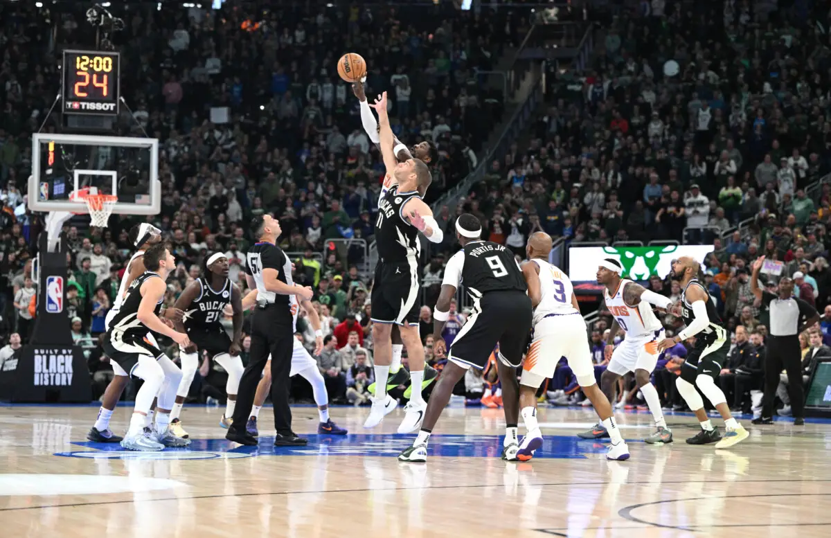 Washington, USA. 04th Apr, 2023. WASHINGTON, DC - APRIL 04: Milwaukee Bucks  guard Jrue Holiday (21) dribbles up court during a NBA game between the Washington  Wizards and the Milwaukee Bucks, on