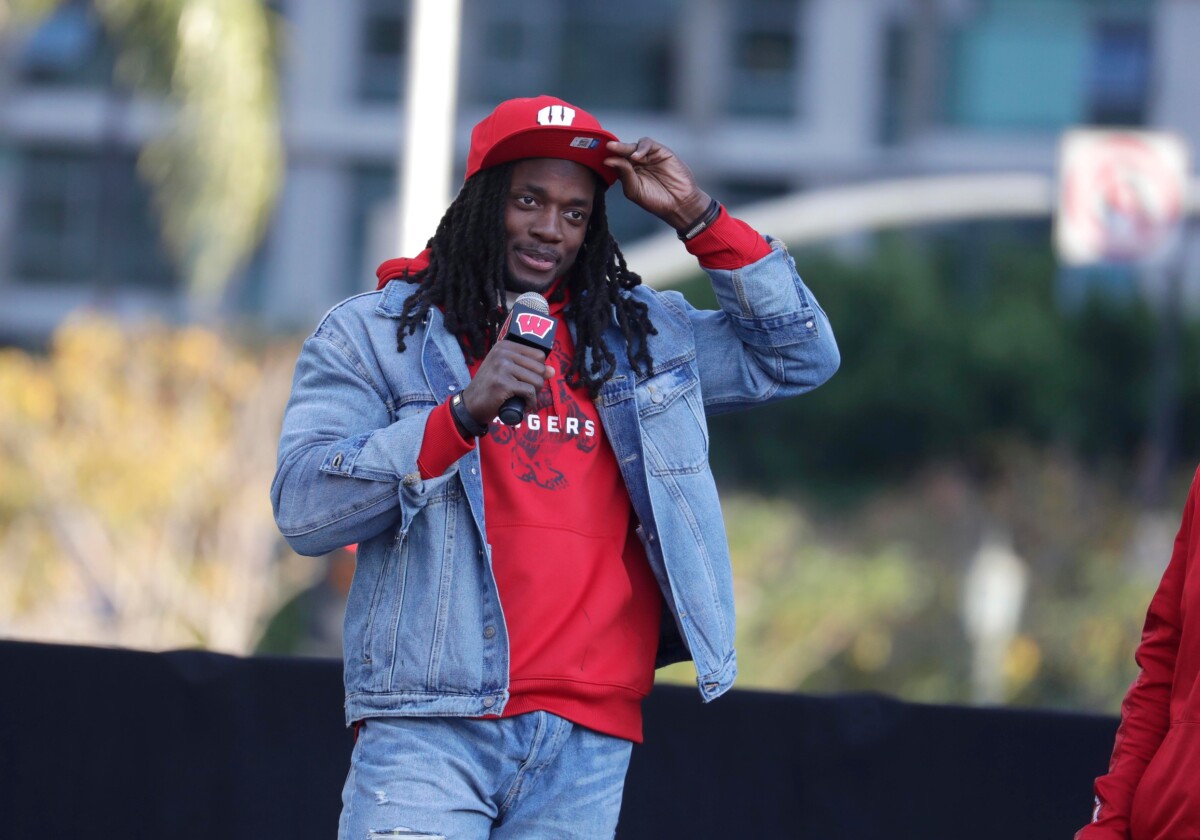 Former Badgers great Melvin Gordon addresses UW fans gathered outside the Staples Center during a pep rally.Rosebowl Peprally 06wood