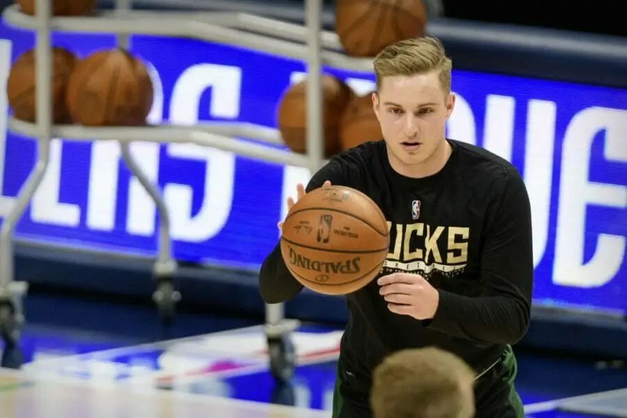 Apr 8, 2021; Dallas, Texas, USA; Milwaukee Bucks guard Sam Merrill (15) warms up before the game between the Dallas Mavericks and the Milwaukee Bucks at the American Airlines Center. Mandatory Credit: Jerome Miron-USA TODAY Sports (NBA News)