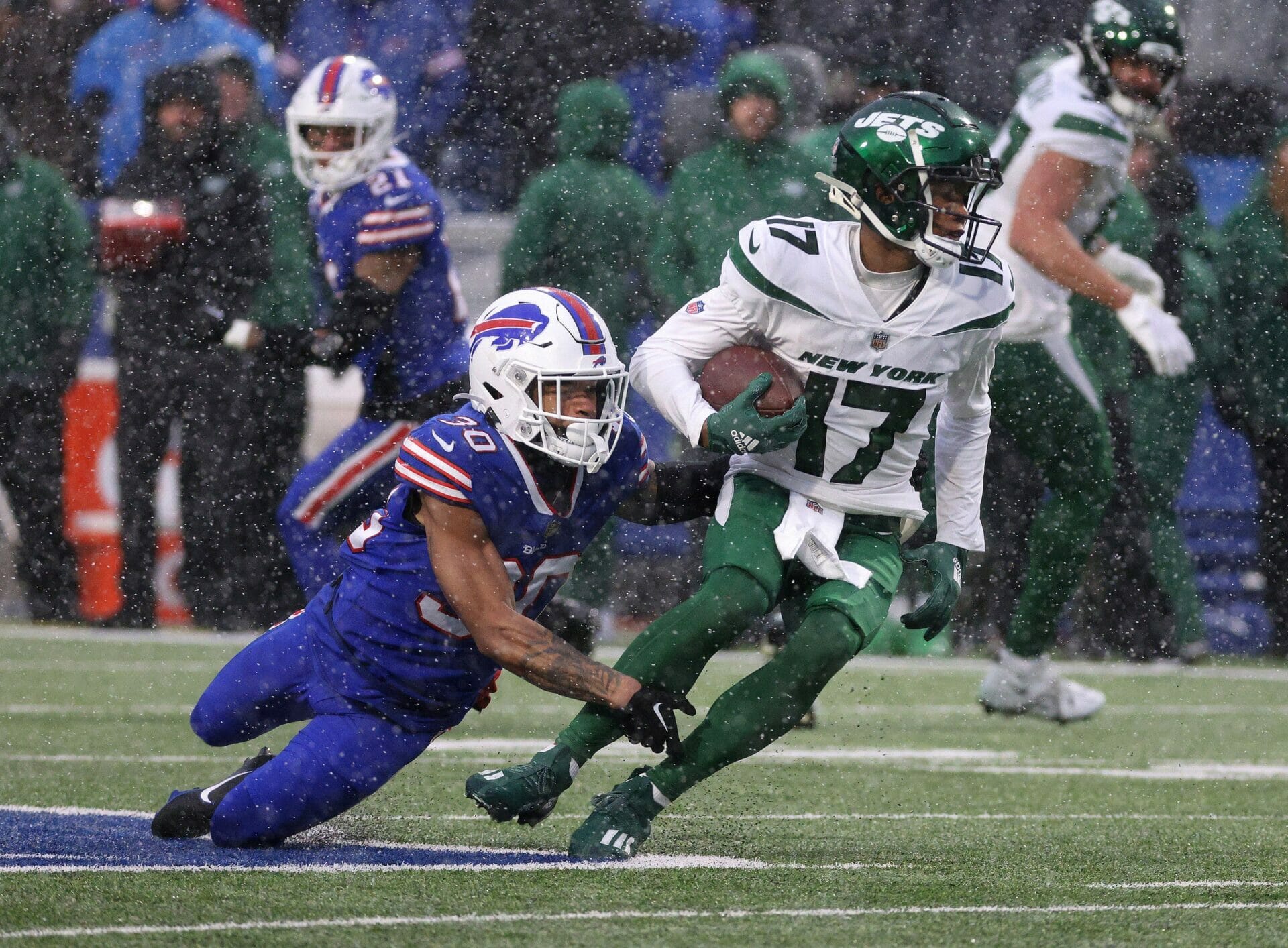 Jets receiver Garrett Wilson spins out a tackle by Bills Dane Jackson. (NFL News)