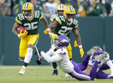 Greg Jospeh whiffs as he tries to stop Green Bay Packers kick returner Keisean Nixon