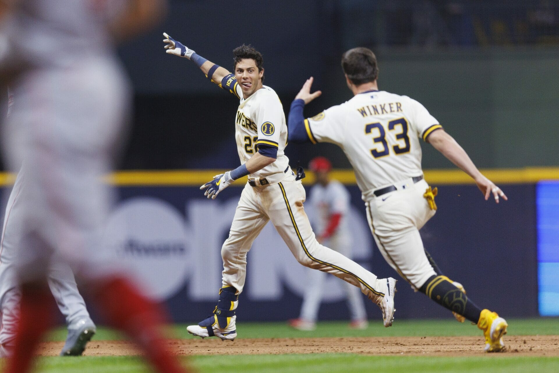 MLB News Milwaukee Brewers Christian Yelich Collects Walk-Off Hit Against Cincinnati Reds (Watch)