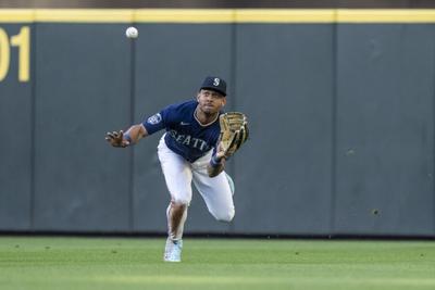 Julio Rodriguez catch: Mariners OF fools everybody after robbing Fernando  Tatis Jr. of a home run - DraftKings Network