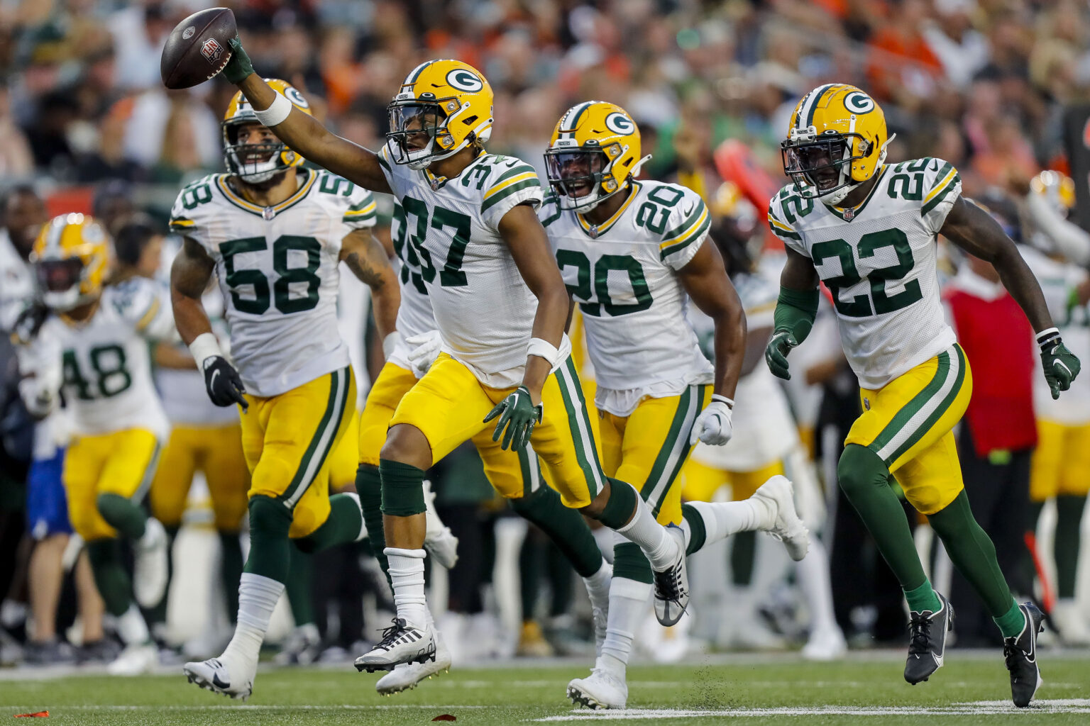 Green Bay Packers rookie Carrington Valentine comes away with an interception
