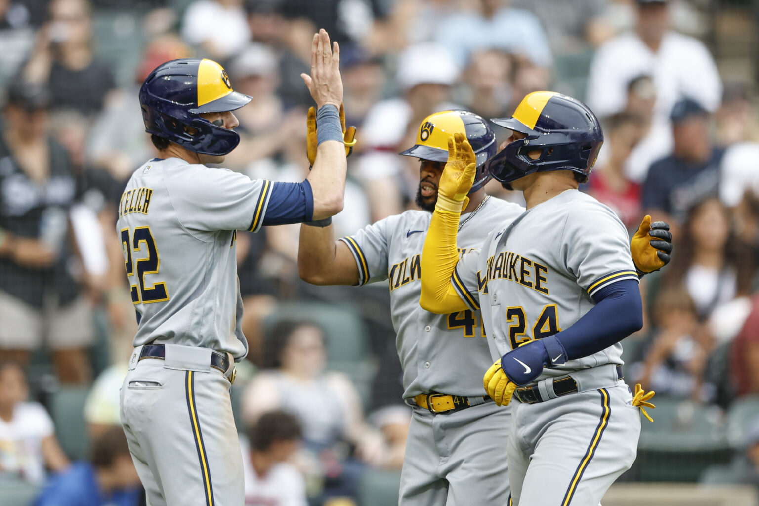 William Contreras caps 3-run 7th with winning RBI in Brewers' 3-2 victory  over White Sox