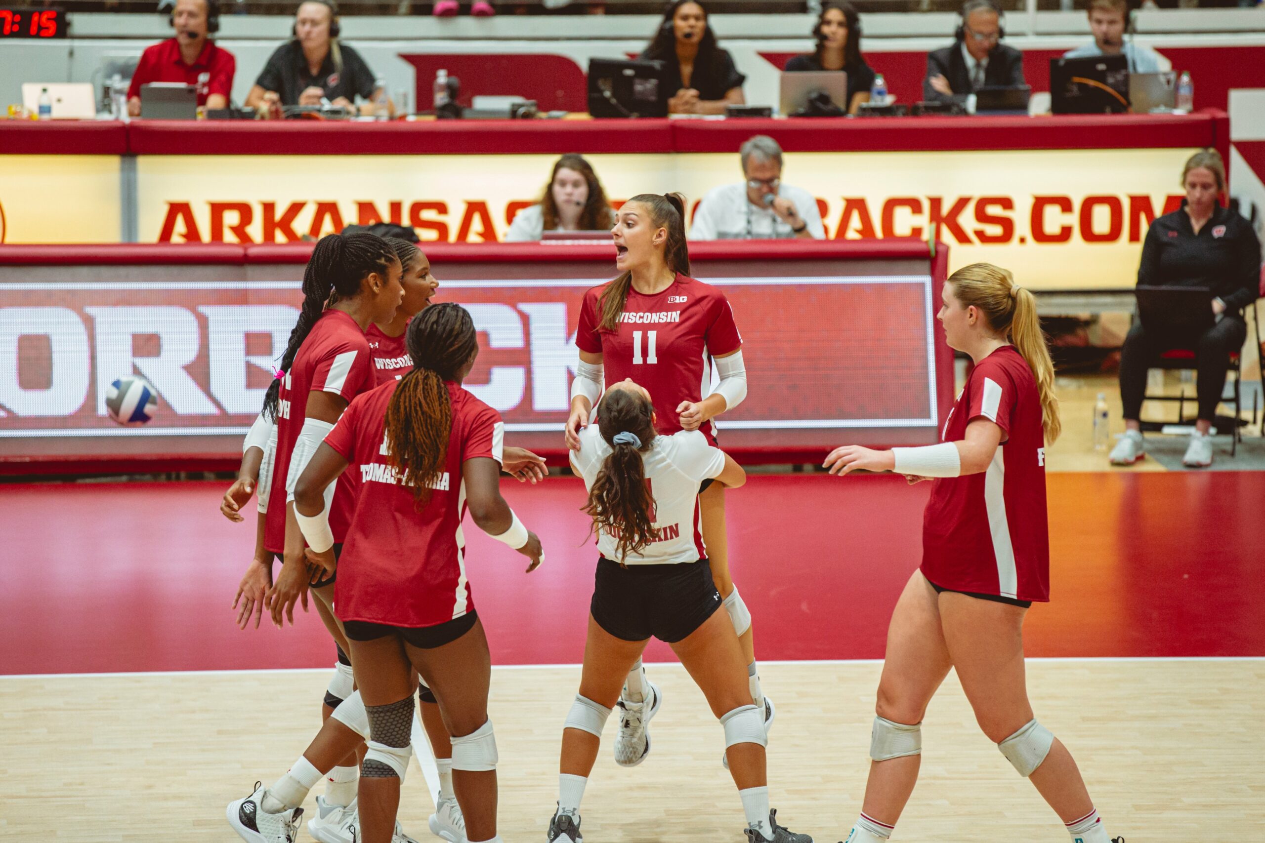 Wisconsin Badgers Volleyball Continues Early Dominance