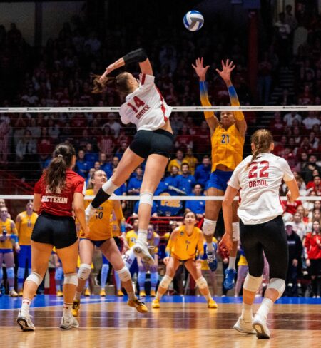Wisconsin Badgers volleyball heads to Illinois to open Big Ten play.