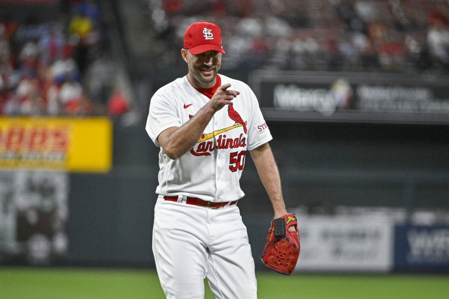 Adam Wainwright wins 200th to lead Cardinals to 1-0 victory over