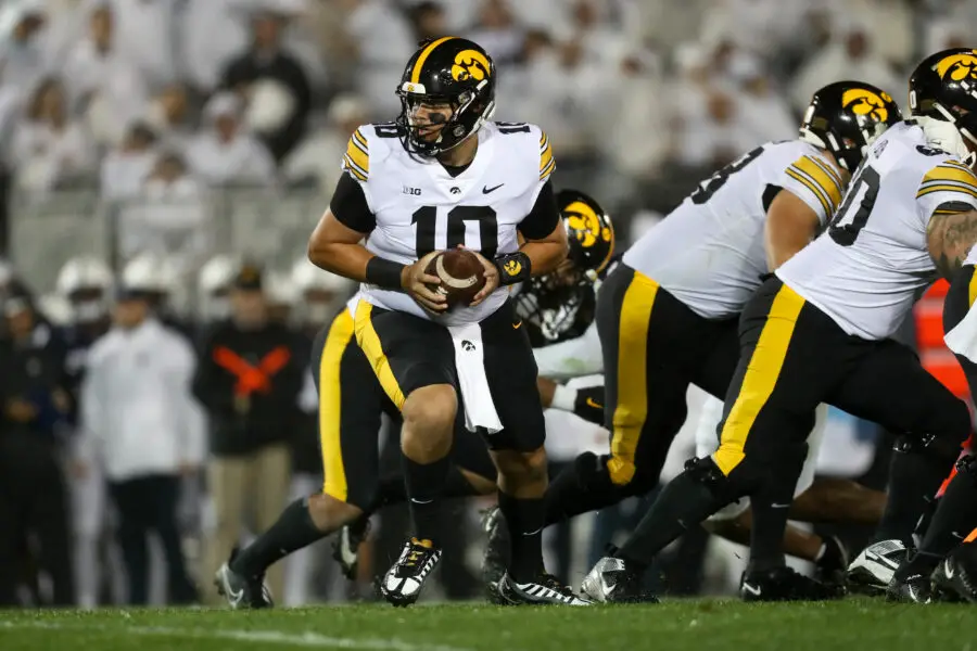 Former Wisconsin Badgers commit, Deacon Hill, had a rough night for the Iowa Hawkeyes.
