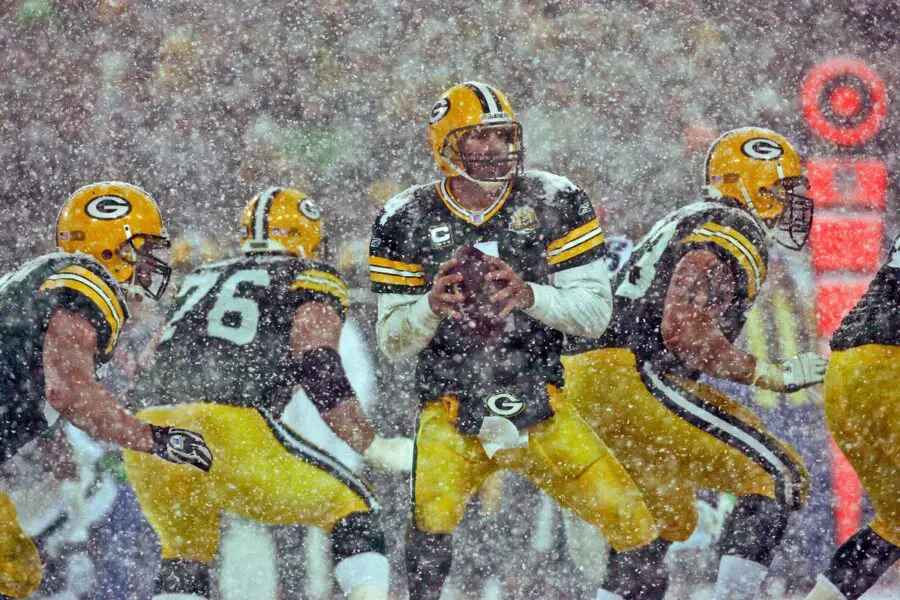 Green Bay Packers' Brett Favre looks for a receiver in heavy snow during game against the Seattle Seahawks at Lambeau Field Saturday, January 12, 2007. © Milwaukee Journal Sentinel files, Milwaukee Journal Sentinel via Imagn Content Services, LLC