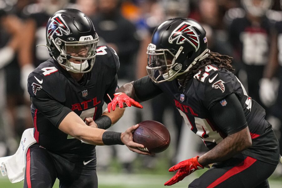 Jan 1, 2023; Atlanta, Georgia, USA; Atlanta Falcons quarterback Desmond Ridder (4) hands the ball off to running back Cordarrelle Patterson (84) against the Arizona Cardinals during the first half at Mercedes-Benz Stadium. Mandatory Credit: Dale Zanine-USA TODAY Sports (Green Bay Packers)