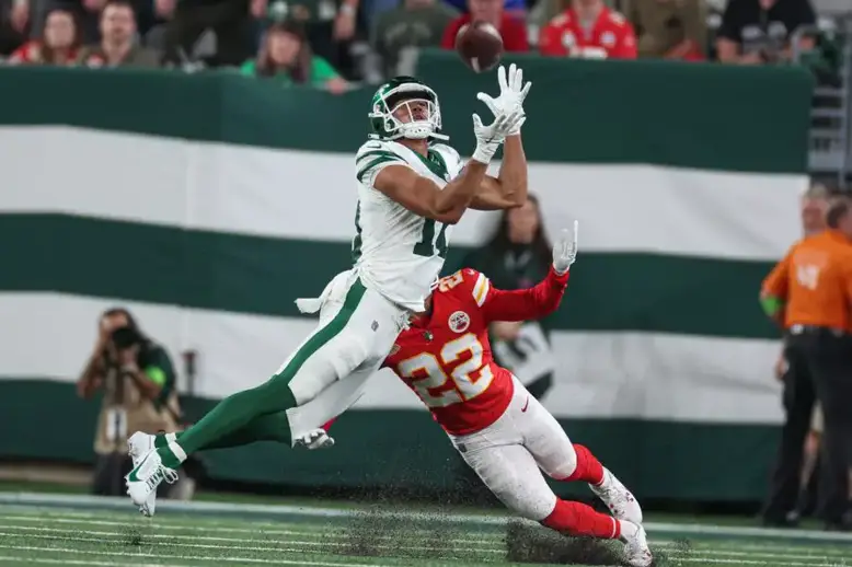 Oct 1, 2023; East Rutherford, New Jersey, USA; New York Jets wide receiver Allen Lazard (10) makes a catch as Kansas City Chiefs cornerback Trent McDuffie (22) defends during the first half at MetLife Stadium. Mandatory Credit: Vincent Carchietta-USA TODAY Sports (Green Bay Packers)