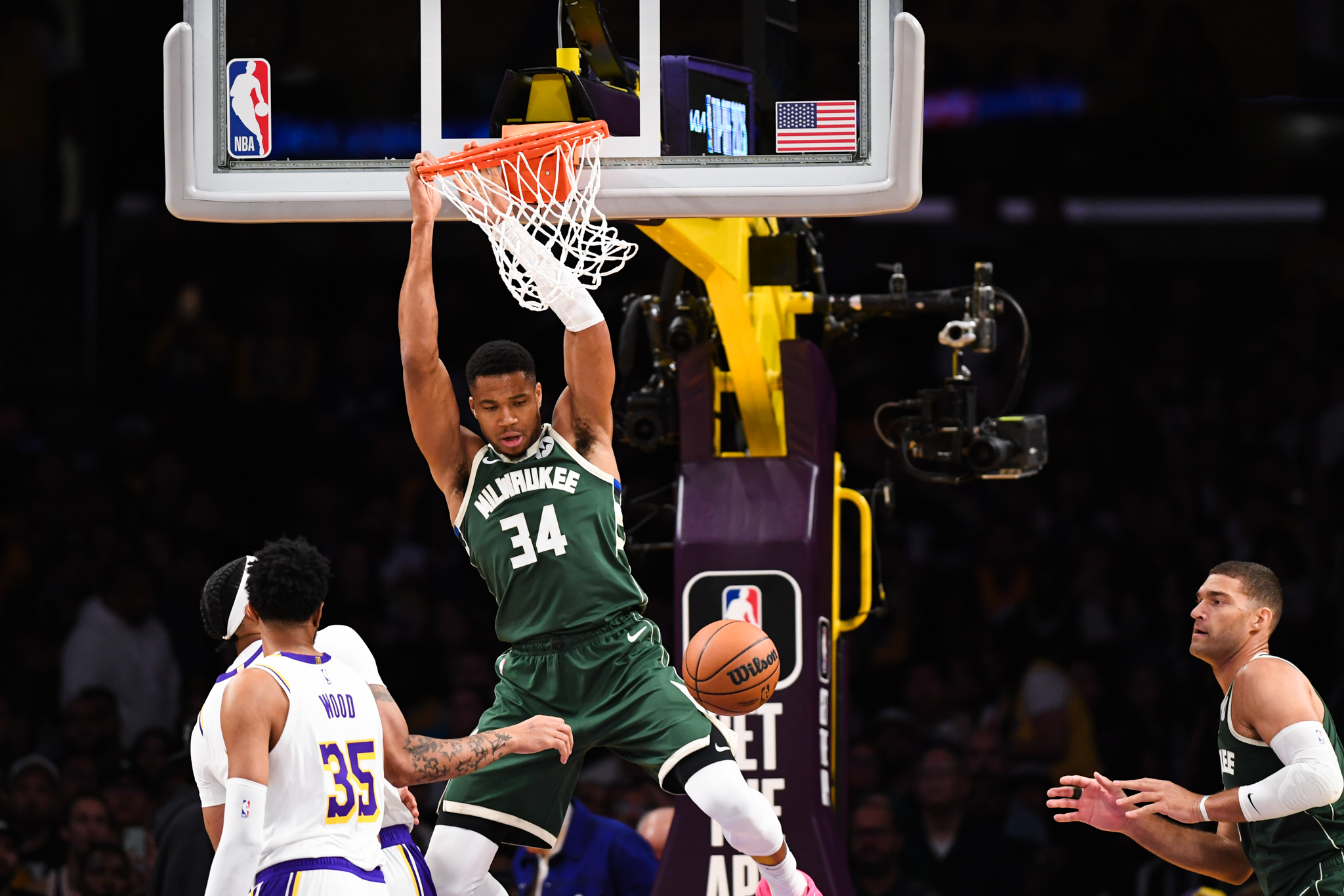 Giannis dunking