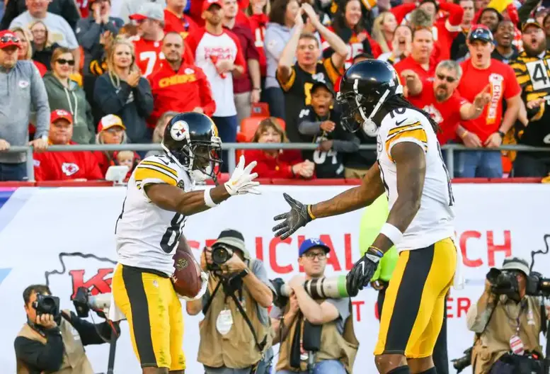 Oct 15, 2017; Kansas City, MO, USA; Pittsburgh Steelers wide receiver Antonio Brown (84) celebrates with wide receiver Martavis Bryant (10) after scoring a touchdown against the Kansas City Chiefs in the second half at Arrowhead Stadium. Mandatory Credit: Jay Biggerstaff-USA TODAY Sports Oct 15, 2017; Kansas City, MO, USA; Pittsburgh Steelers wide receiver Antonio Brown (84) celebrates with wide receiver Martavis Bryant (10) after scoring a touchdown against the Kansas City Chiefs in the second half at Arrowhead Stadium. Mandatory Credit: Jay Biggerstaff-USA TODAY Sports (Green Bay Packers)