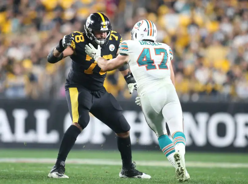 Oct 28, 2019; Pittsburgh, PA, USA; Pittsburgh Steelers offensive tackle Alejandro Villanueva (78) pass blocks at the line of scrimmage against Miami Dolphins linebacker Vince Biegel (47) during the third quarter at Heinz Field. Pittsburgh won 27-14. Mandatory Credit: Charles LeClaire-USA TODAY Sports