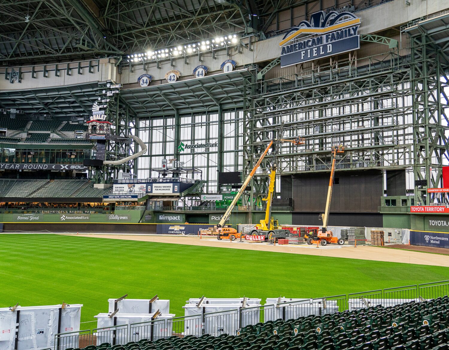 Milwaukee Brewers: Centerfield Scoreboard Doubles In Size, 1 Additional Scoreboard Added