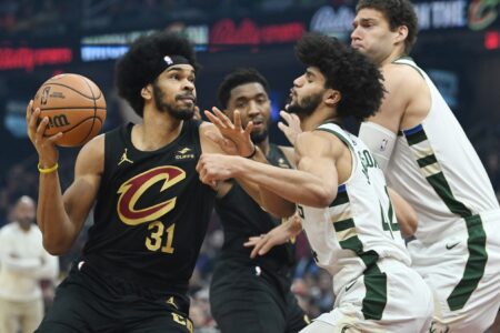 Jan 17, 2024; Cleveland, Ohio, USA; Cleveland Cavaliers center Jarrett Allen (31) drives to the basket against Milwaukee Bucks guard Andre Jackson Jr. (44) during the first half at Rocket Mortgage FieldHouse. Mandatory Credit: Ken Blaze-USA TODAY Sports