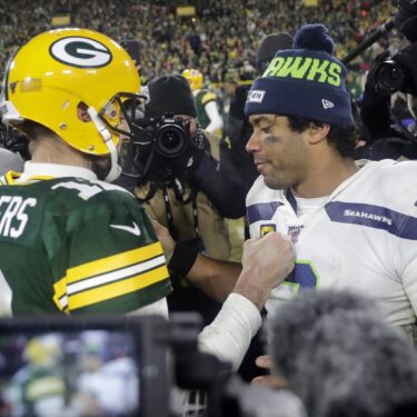 NFL analyst thinks former Wisconsin Badgers quarterback Russell Wilson should join the New York Nets to backup Aaron Rodgers