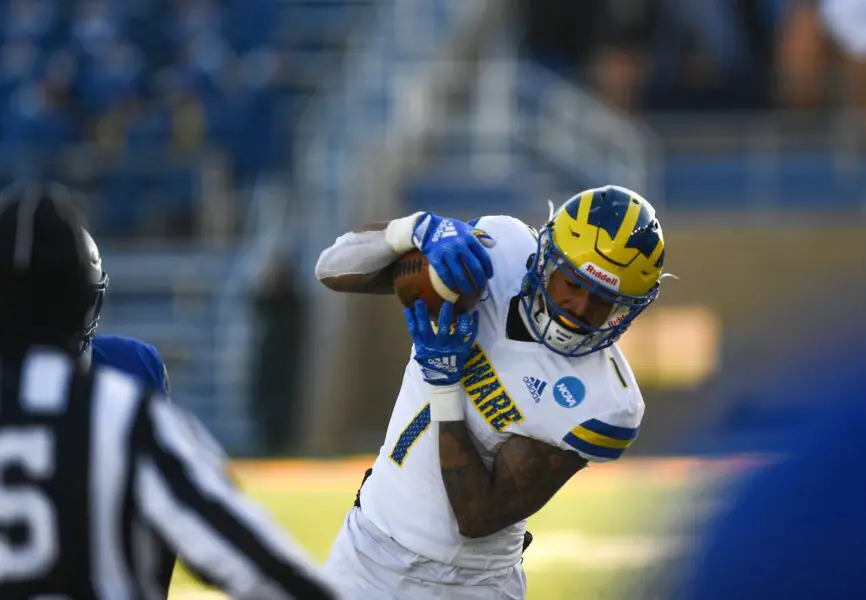 Delaware’s Thyrick Pitts catches a pass before going out of bounds during an FCS playoff game against South Dakota State on December 3, 2022, at Dana J. Dykhouse Stadium in Brookings. © Erin Woodiel / Argus Leader / USA TODAY NETWORK (Green Bay Packers)