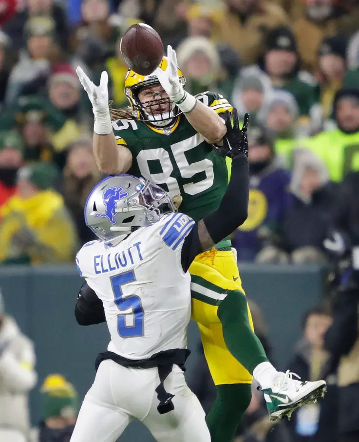 Green Bay Packers tight end Robert Tonyan (85) pulls down a first down reception against Detroit Lions safety DeShon Elliott (5) during their football game Sunday, Jan. 8, 2023, at Lambeau Field in Green Bay, Wis.