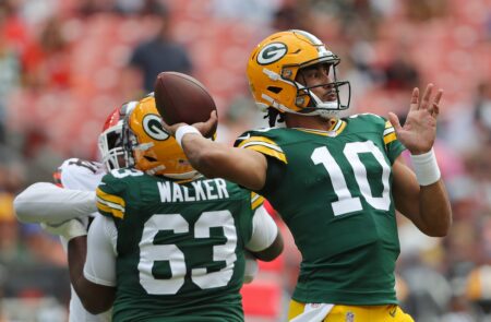 © Jeff Lange /Green Bay Packers quarterback Jordan Love (10) looks to throw against the Cleveland Browns during the first half of an NFL preseason football game at Cleveland Browns Stadium, Saturday, Aug. 10, 2024, in Cleveland, Ohio. © Jeff Lange / USA TODAY NETWORK USA TODAY NETWORK