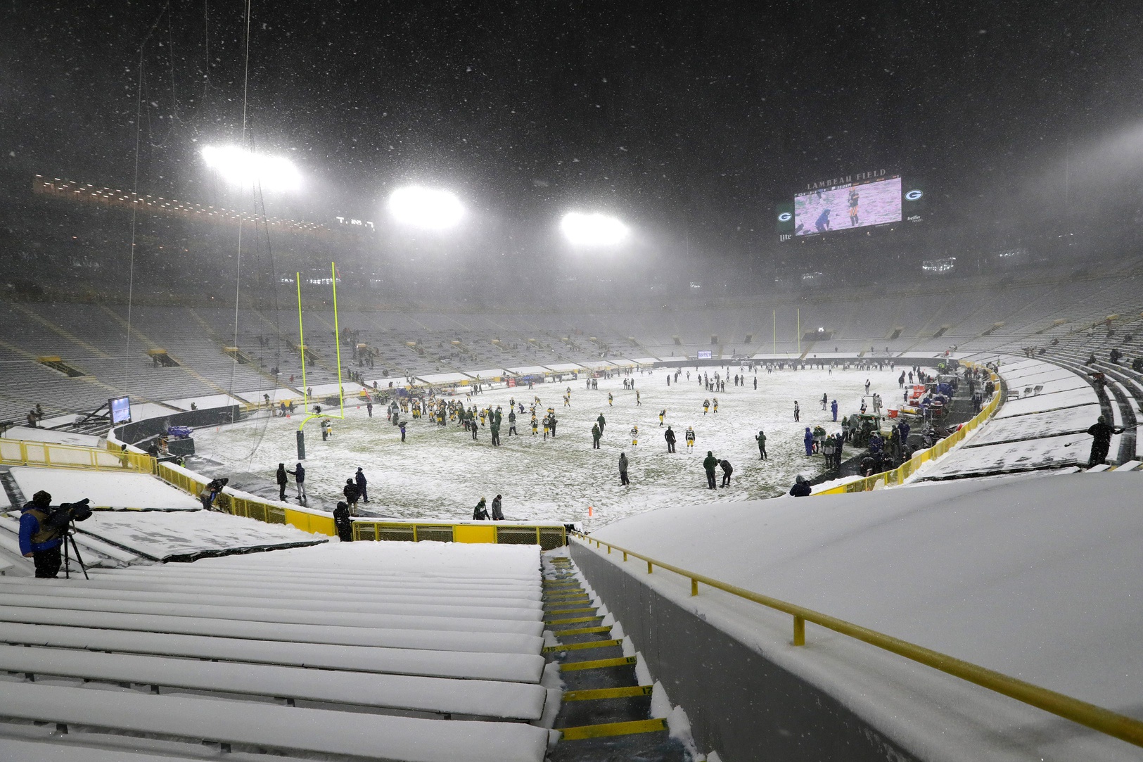 The Green Bay Packers warm up in the snow before taking on the Tennessee Titans during their football game Sunday, December 27, 2020, at Lambeau Field in Green Bay, Wis. Dan Powers/USA TODAY NETWORK-Wisconsin