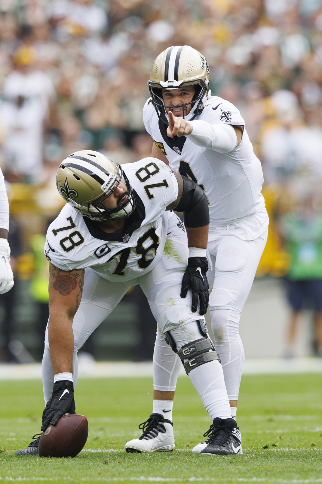 Sep 24, 2023; Green Bay, Wisconsin, USA; New Orleans Saints quarterback Derek Carr (4) gestures before the snap from center Erik McCoy (78) during the first quarter against the Green Bay Packers at Lambeau Field. Mandatory Credit: Jeff Hanisch-Imagn Images