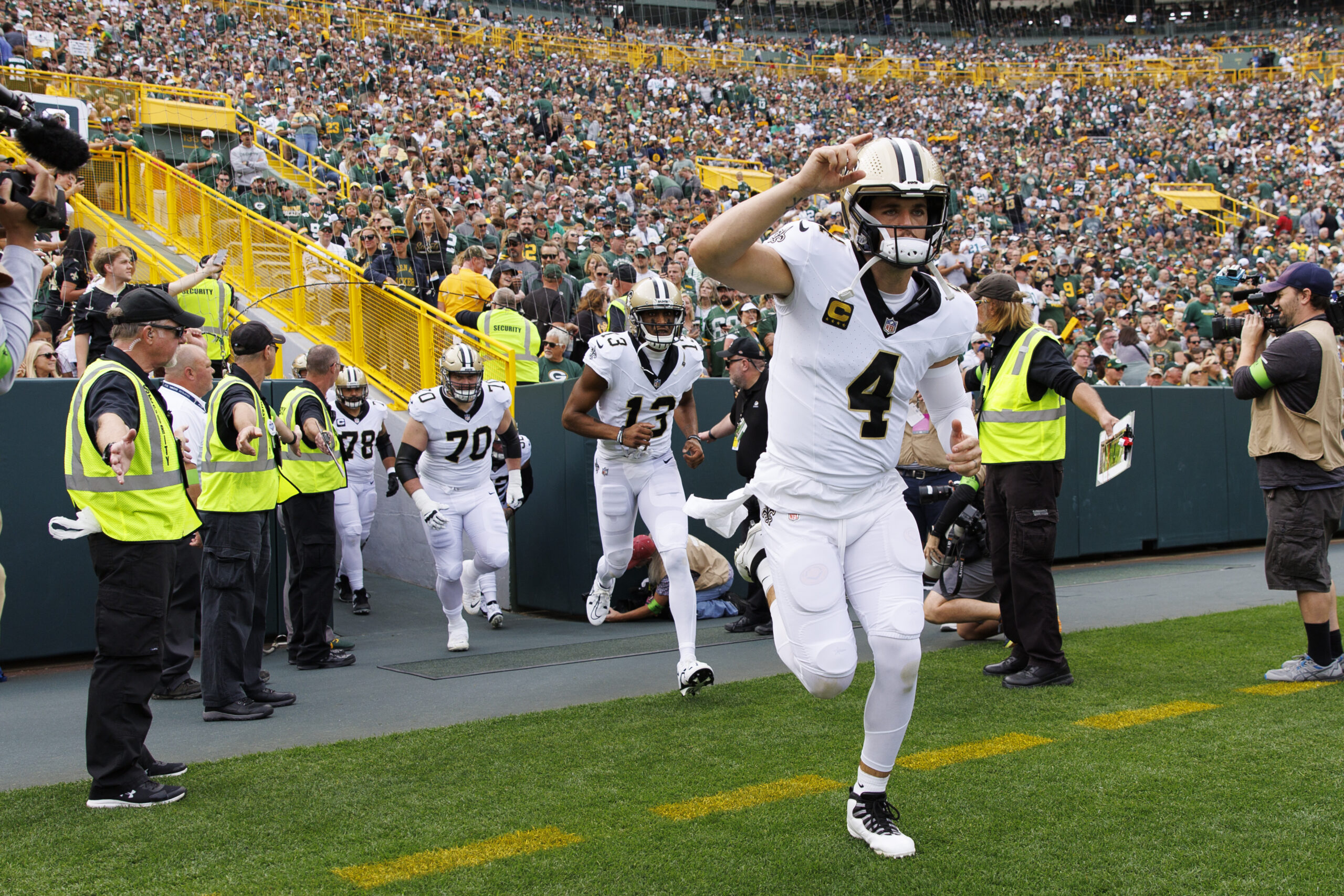 Sep 24, 2023; Green Bay, Wisconsin, USA; New Orleans Saints quarterback Derek Carr (4) runs onto the field prior to the game against the Green Bay Packers at Lambeau Field. Mandatory Credit: Jeff Hanisch-Imagn Images