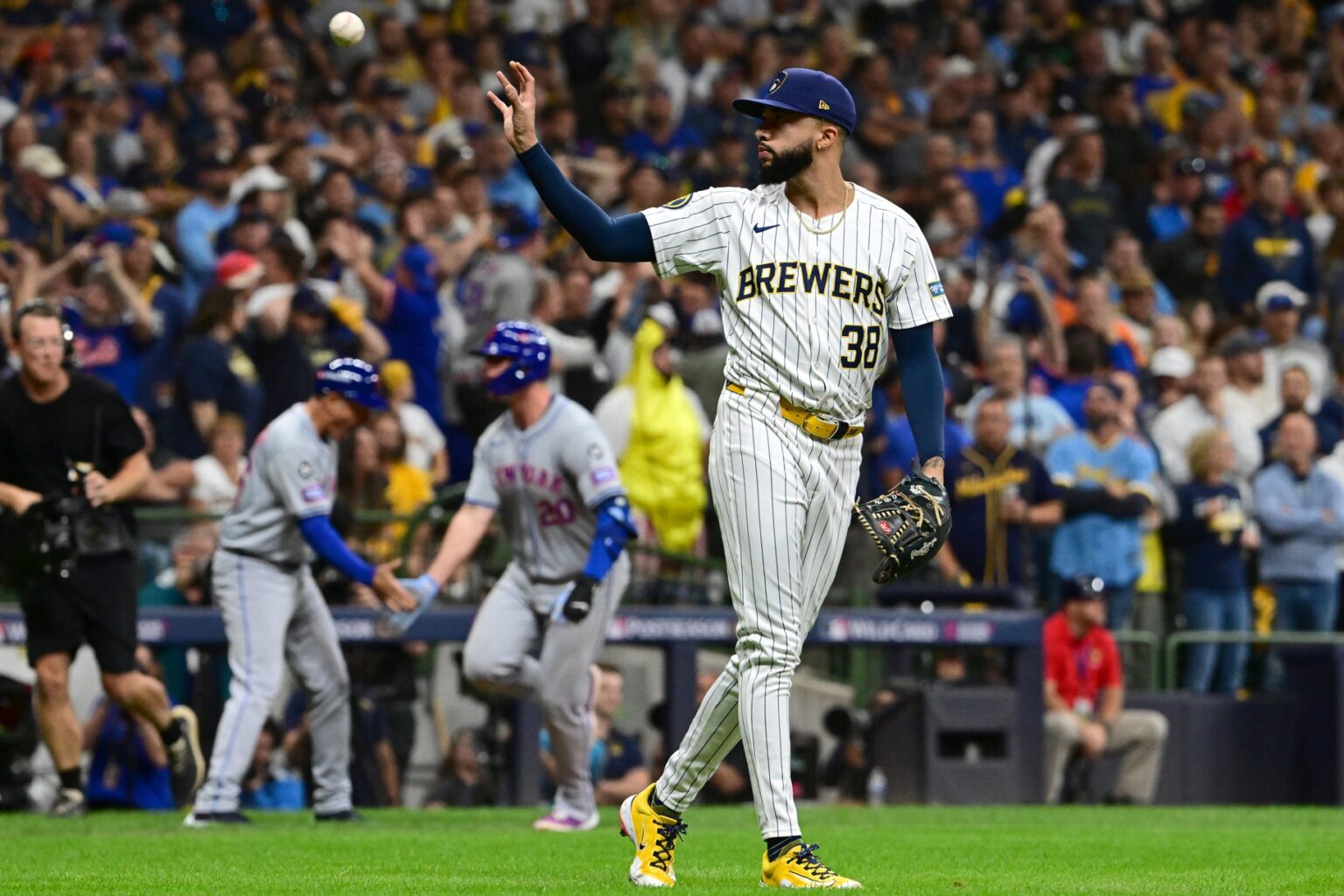 Milwaukee Brewers: Media Outlet Unimpressed By Inexpensive Offseason Moves By NL Central Club Milwaukee Brewers pitcher Devin Williams (38) and New York Mets first baseman Pete Alonso (20)